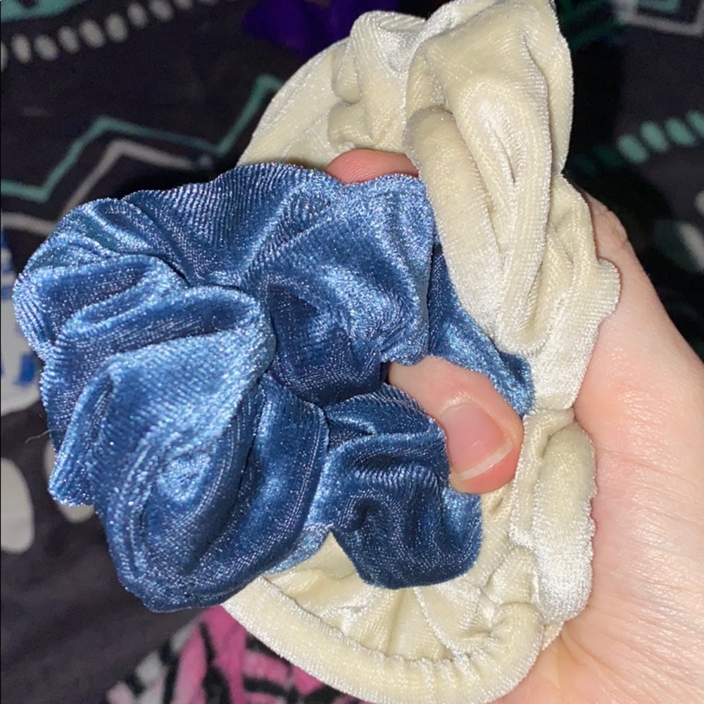 free scrunchies🥰🌸🌸read description